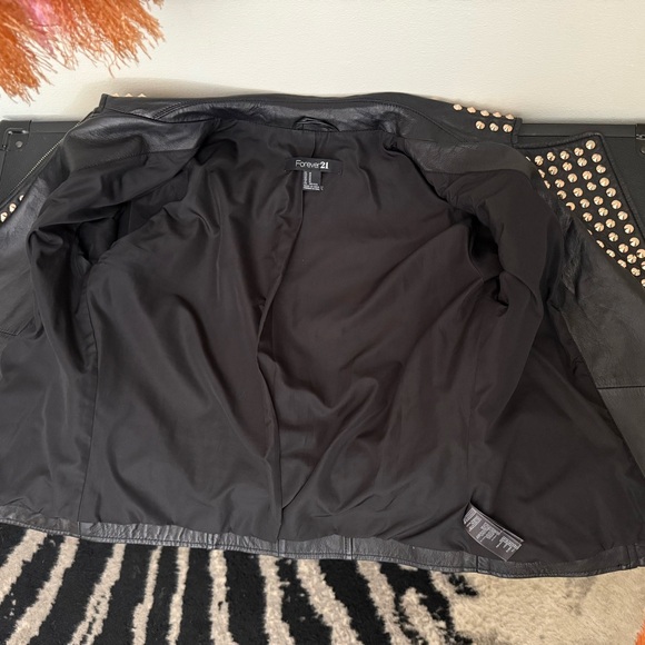 FOREVER 21 LEATHER STUDDED JACKET ♥︎
• RARE PIECE • GOLD SPIKES • QUALITY • - Picture 10 of 12